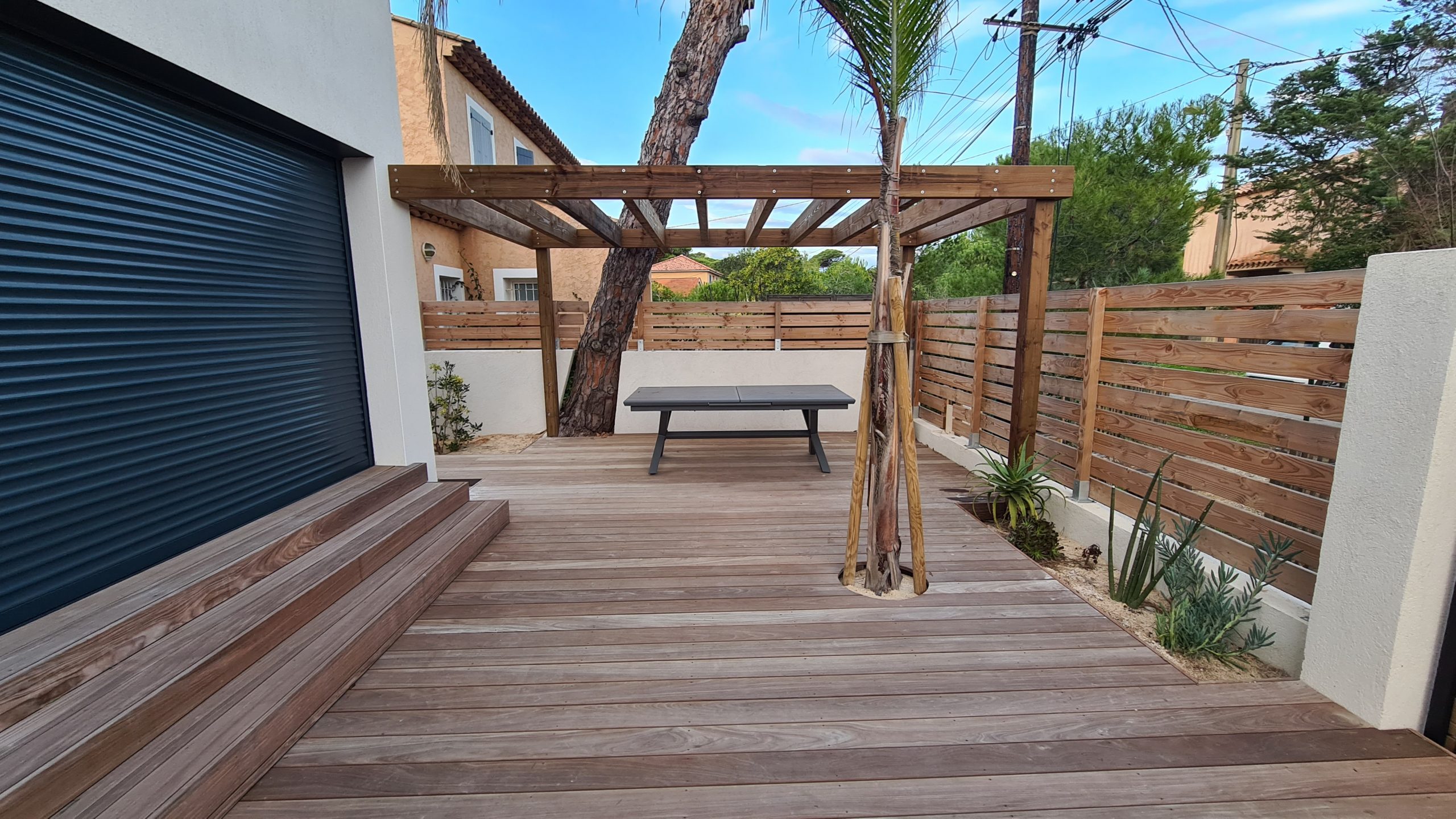 Pergolas en bois avec terrasse en bois également