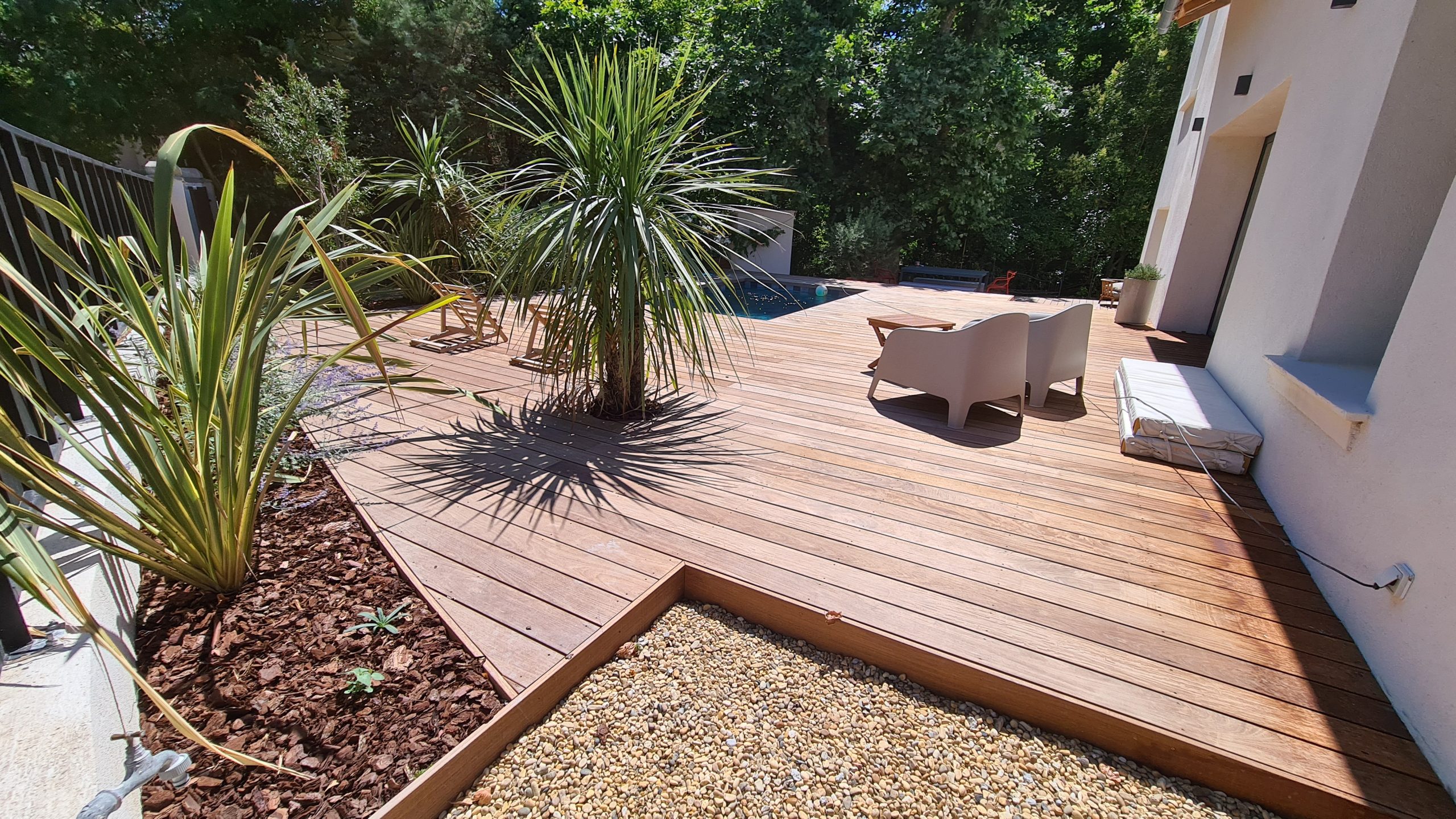 Terrasse en bois avec piscine