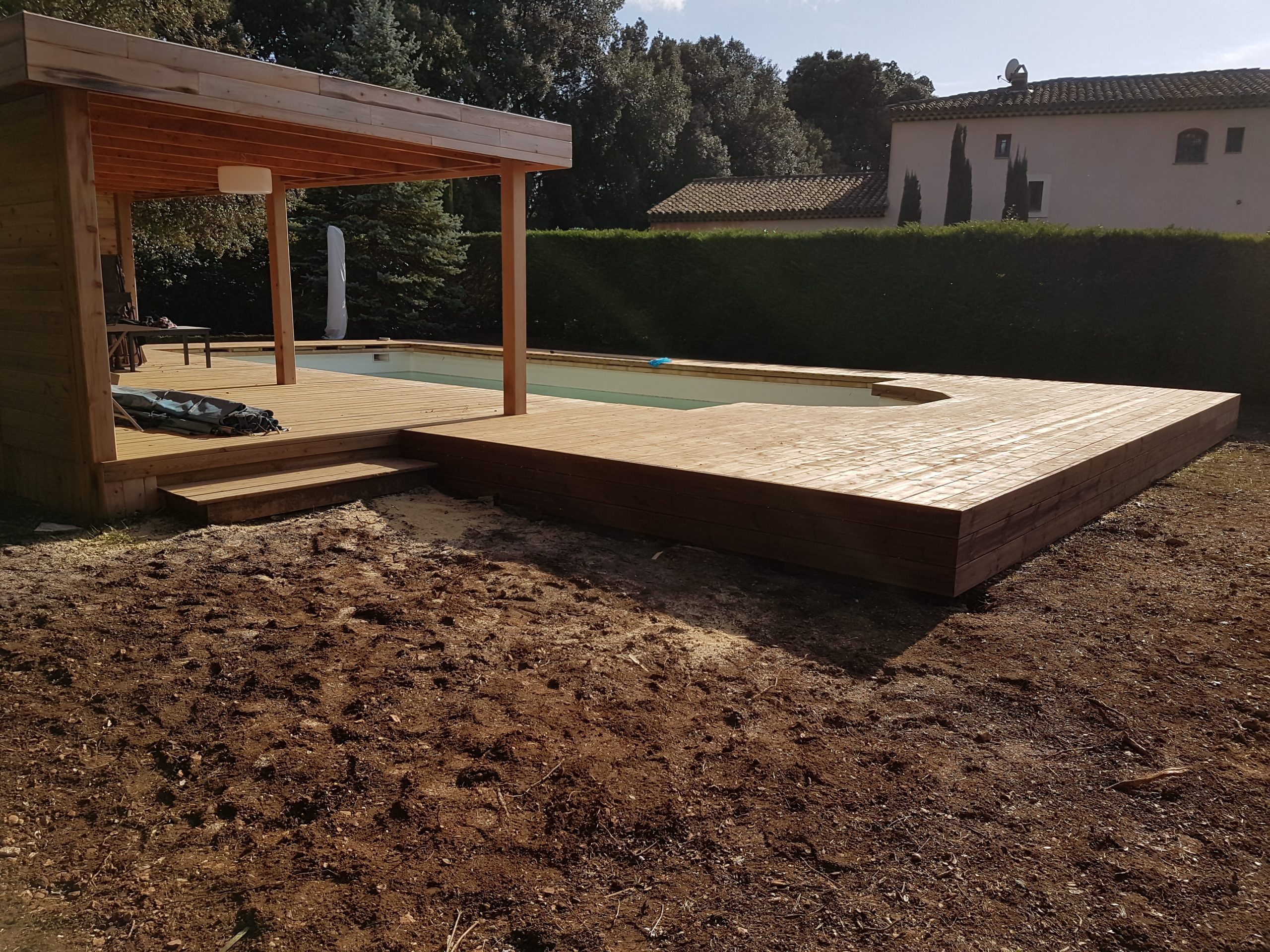 Terrasse en bois avec piscine