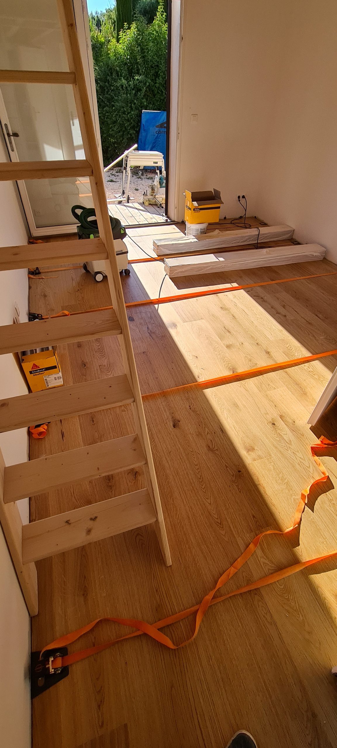 parquet presque terminé avec encore certains équipements de travaux dessus