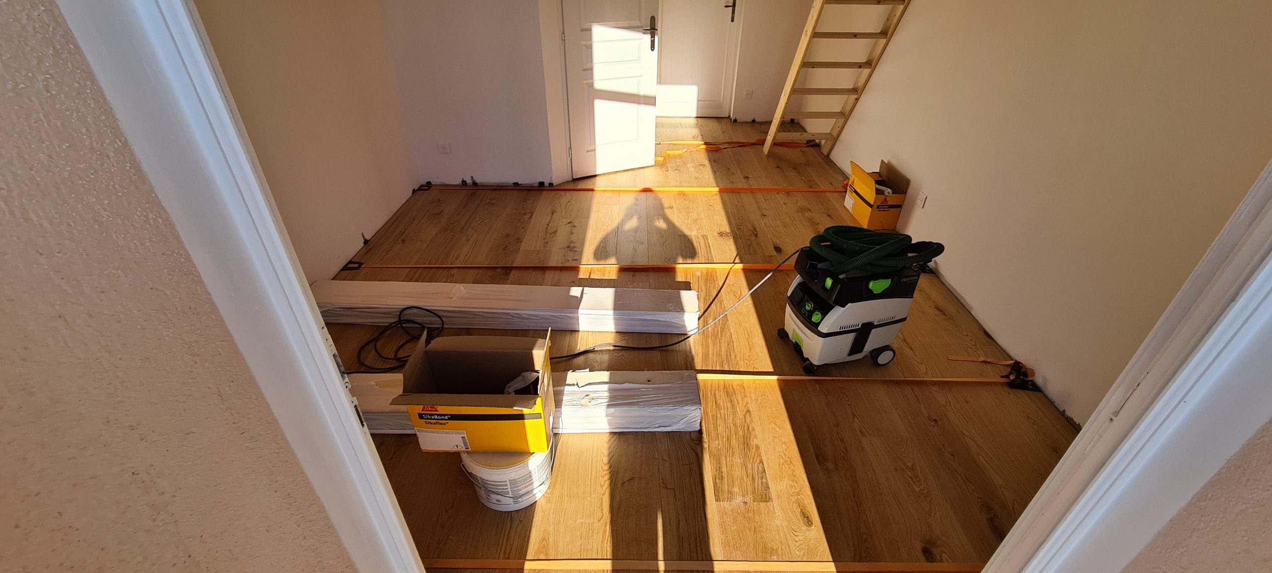 parquet presque terminé avec encore certains équipements de travaux dessus