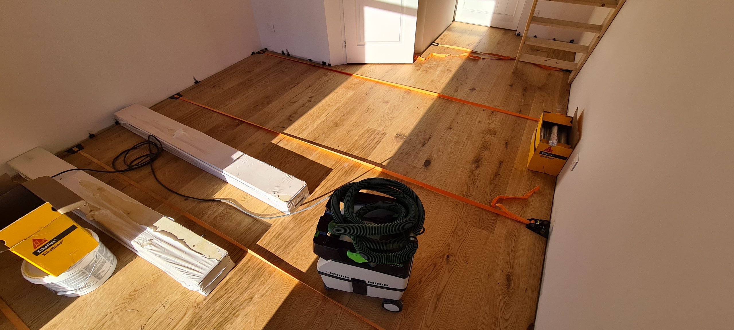 Parquet presque terminé avec encore certains équipements de travaux dessus