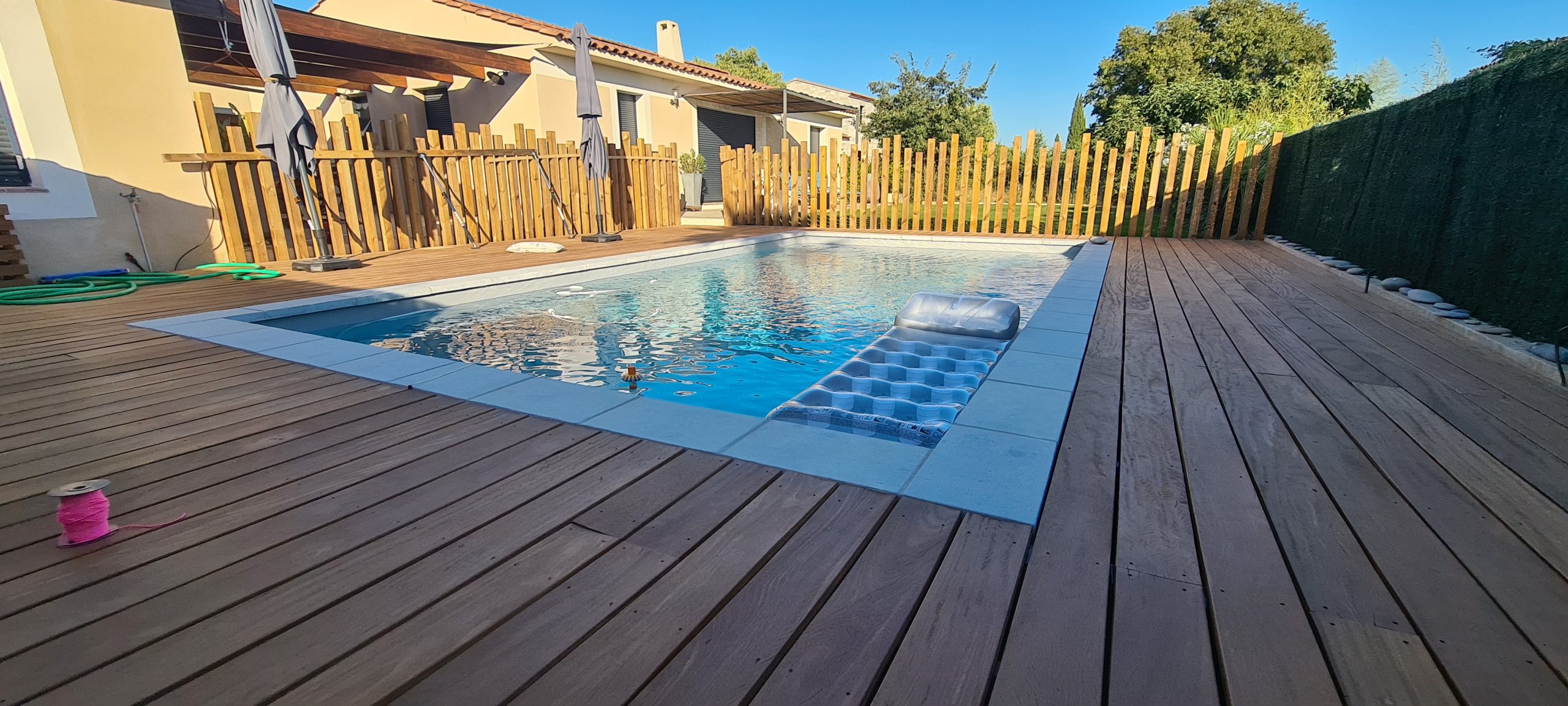 Terrasse en bois avec gros plan d'une piscine au milieu