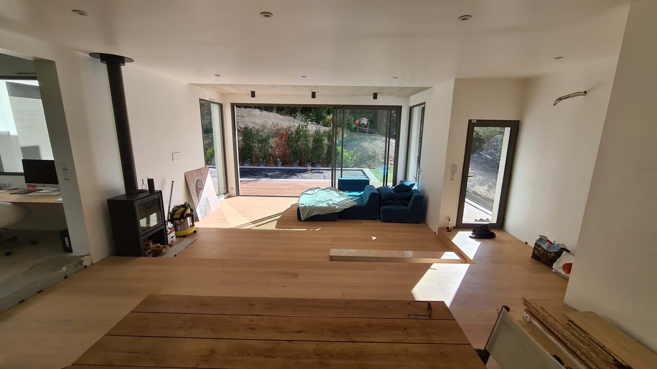 Parquet dans un salon d'une villa avec éclairage naturel