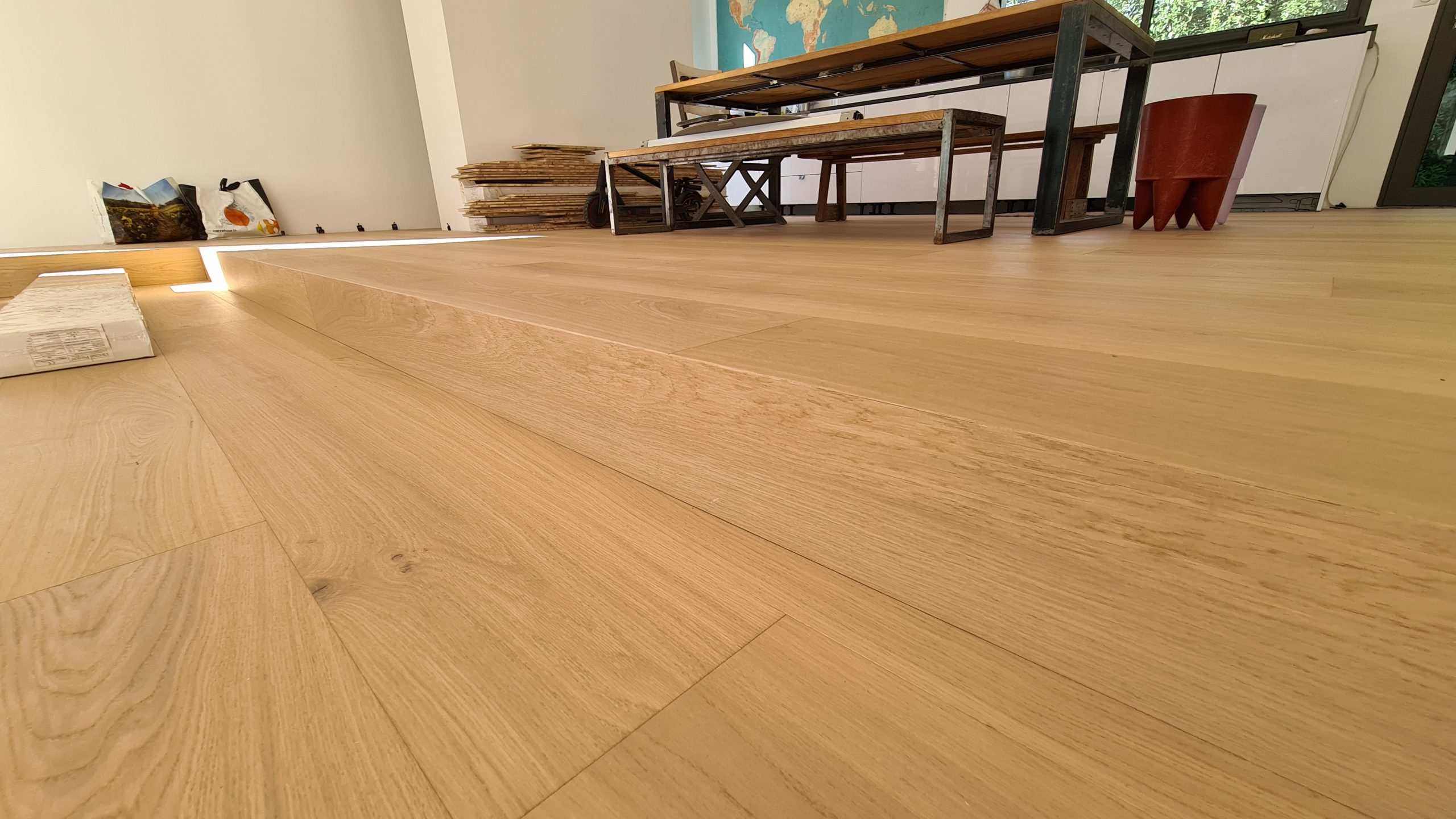 parquet clair au sol vu de près