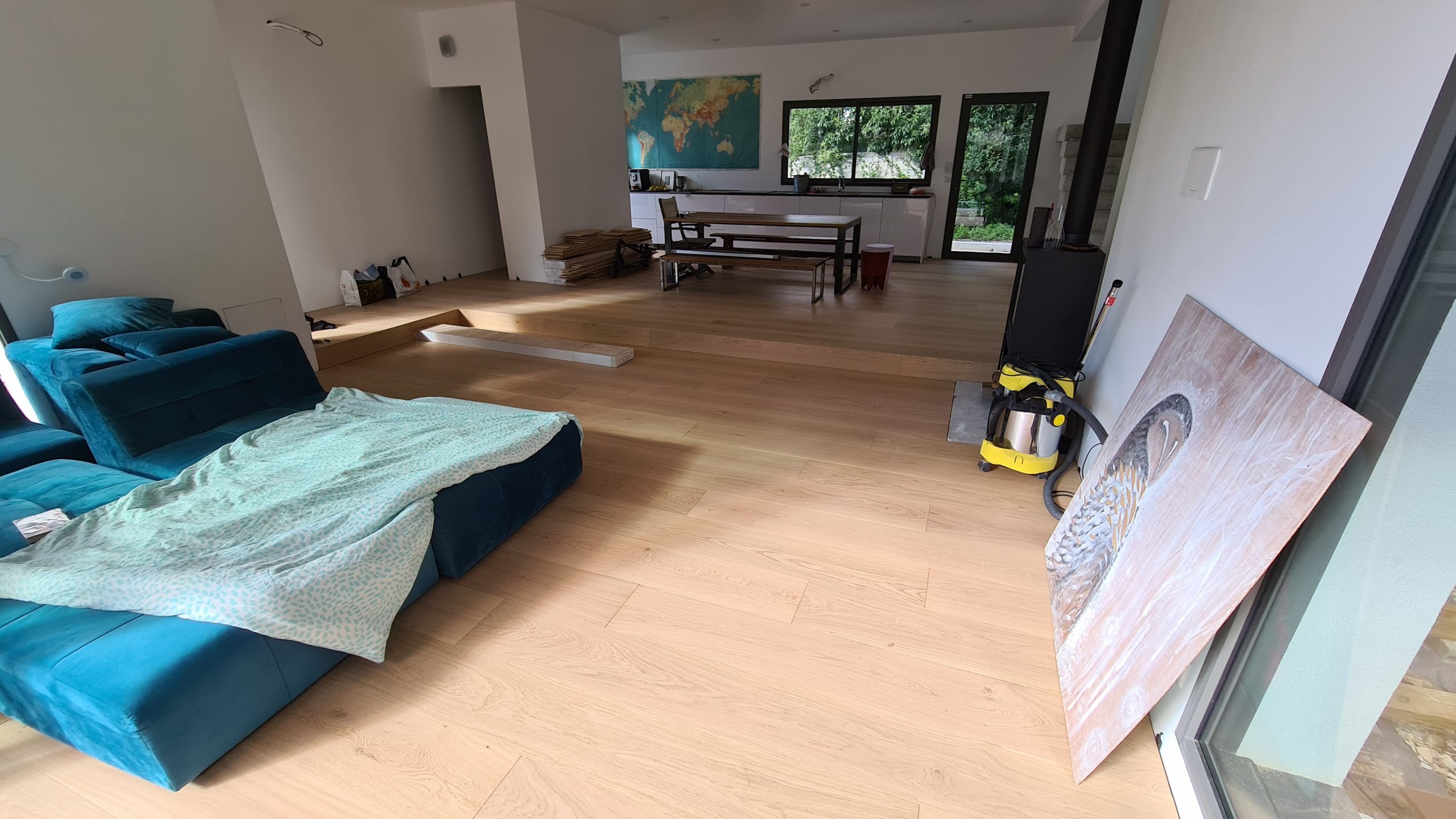 Parquet clair dans un salon avec éclairage naturel