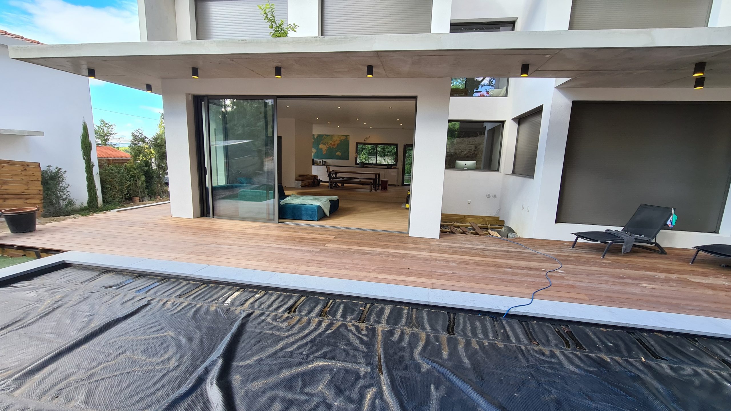 Terrasse en bois dans une villa