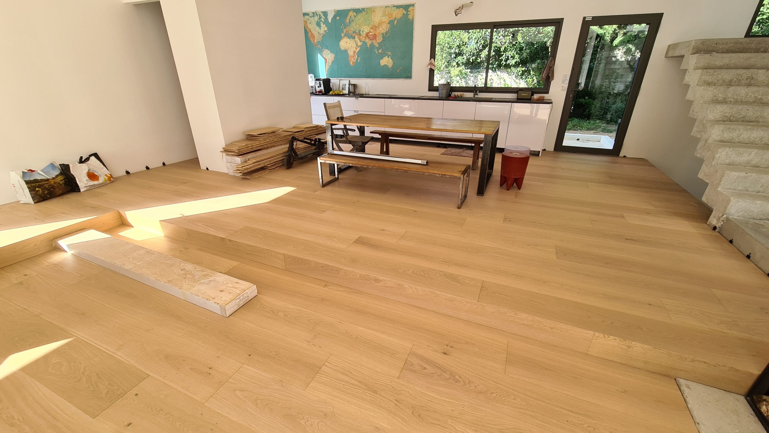 Parquet dans une villa éclairé de jour