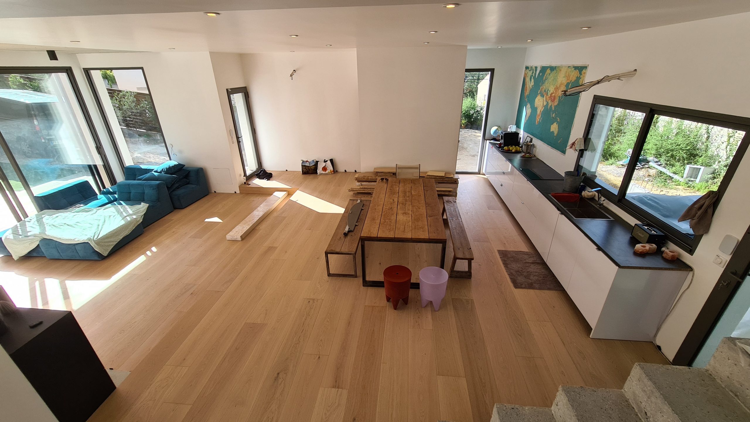 parquet dans une villa éclairé de jour