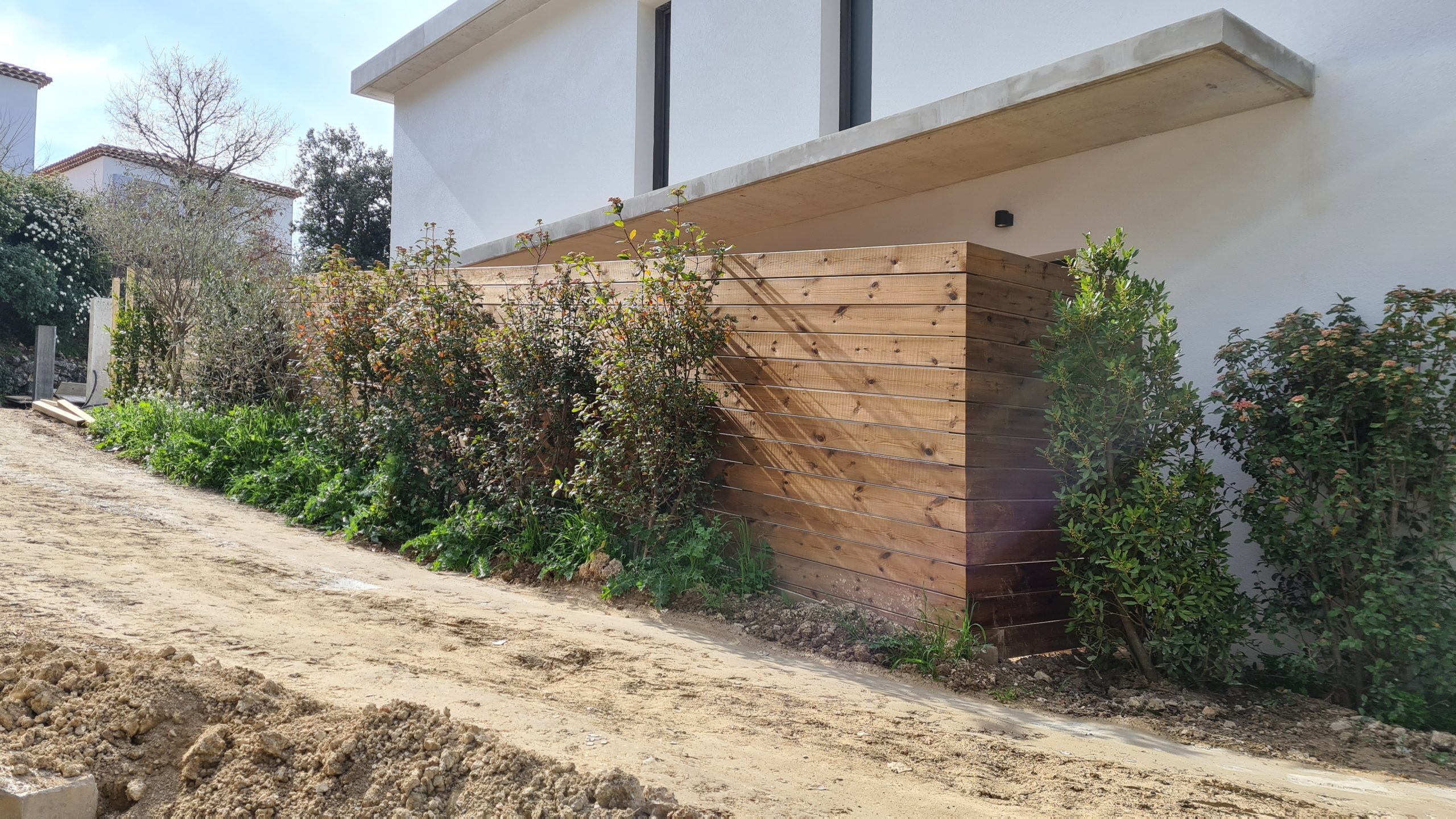 Portail en bois vu de l'extérieur