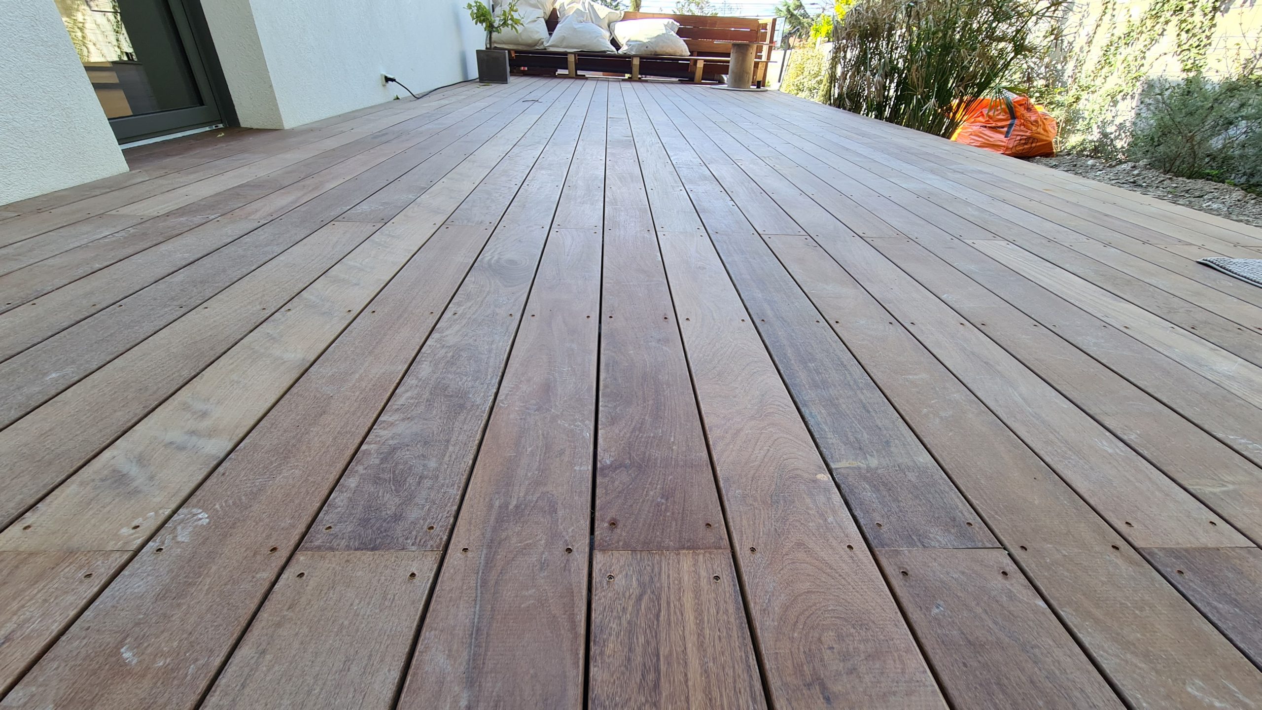 Gros plan sur le parquet d'une terrasse en bois