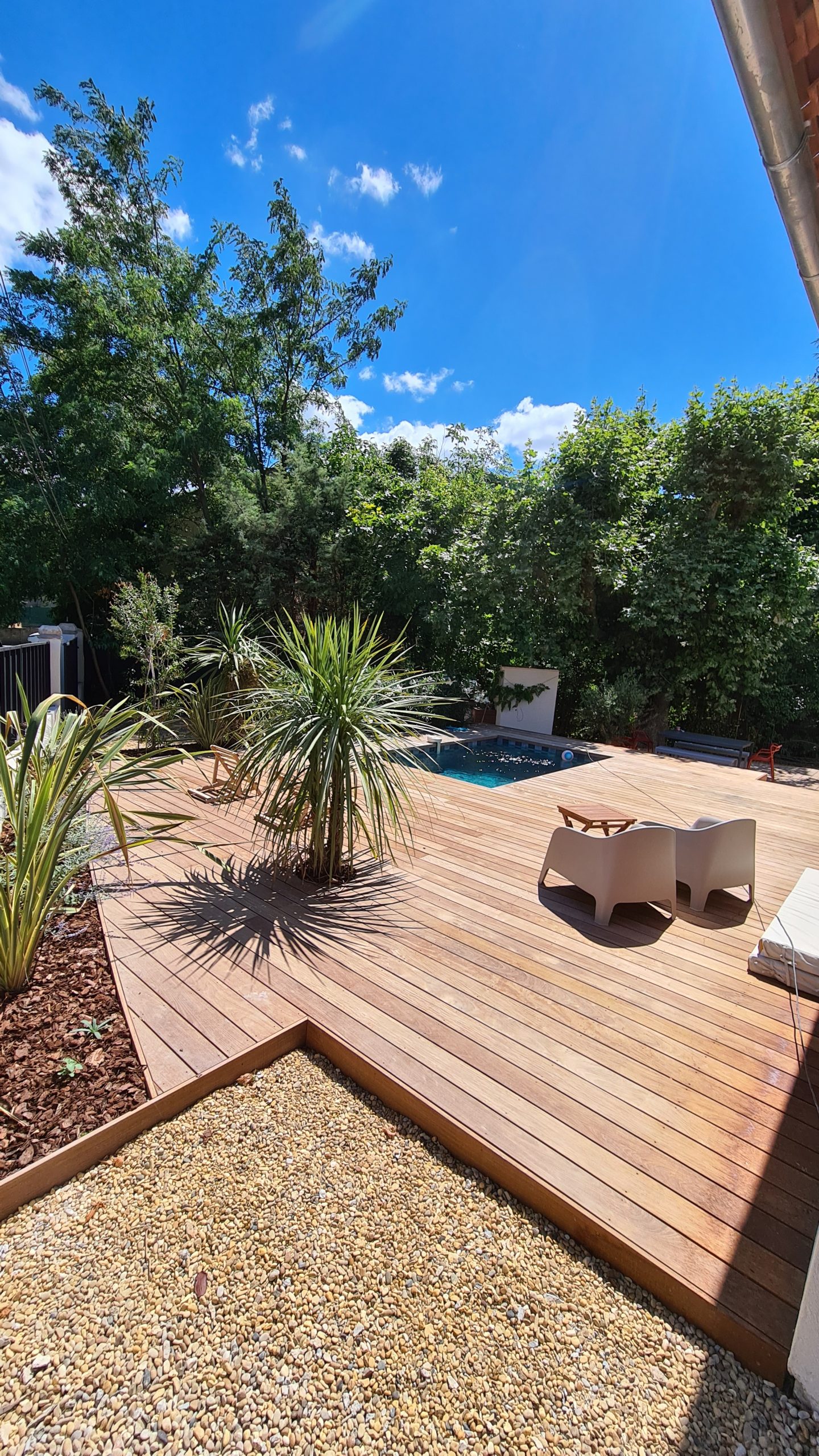 Terrasse en bois avec piscine