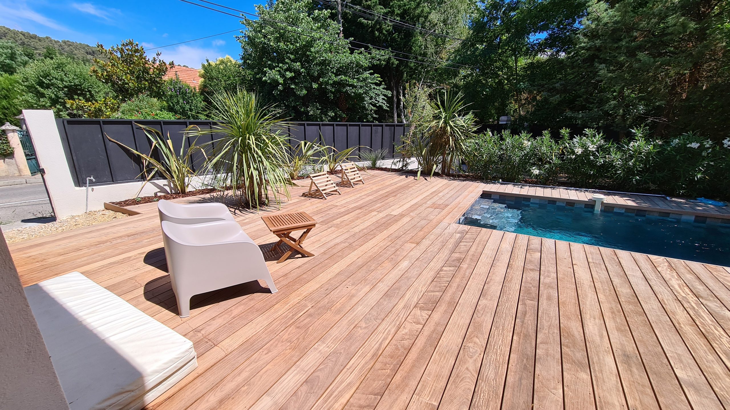 Terrasse en bois avec piscine
