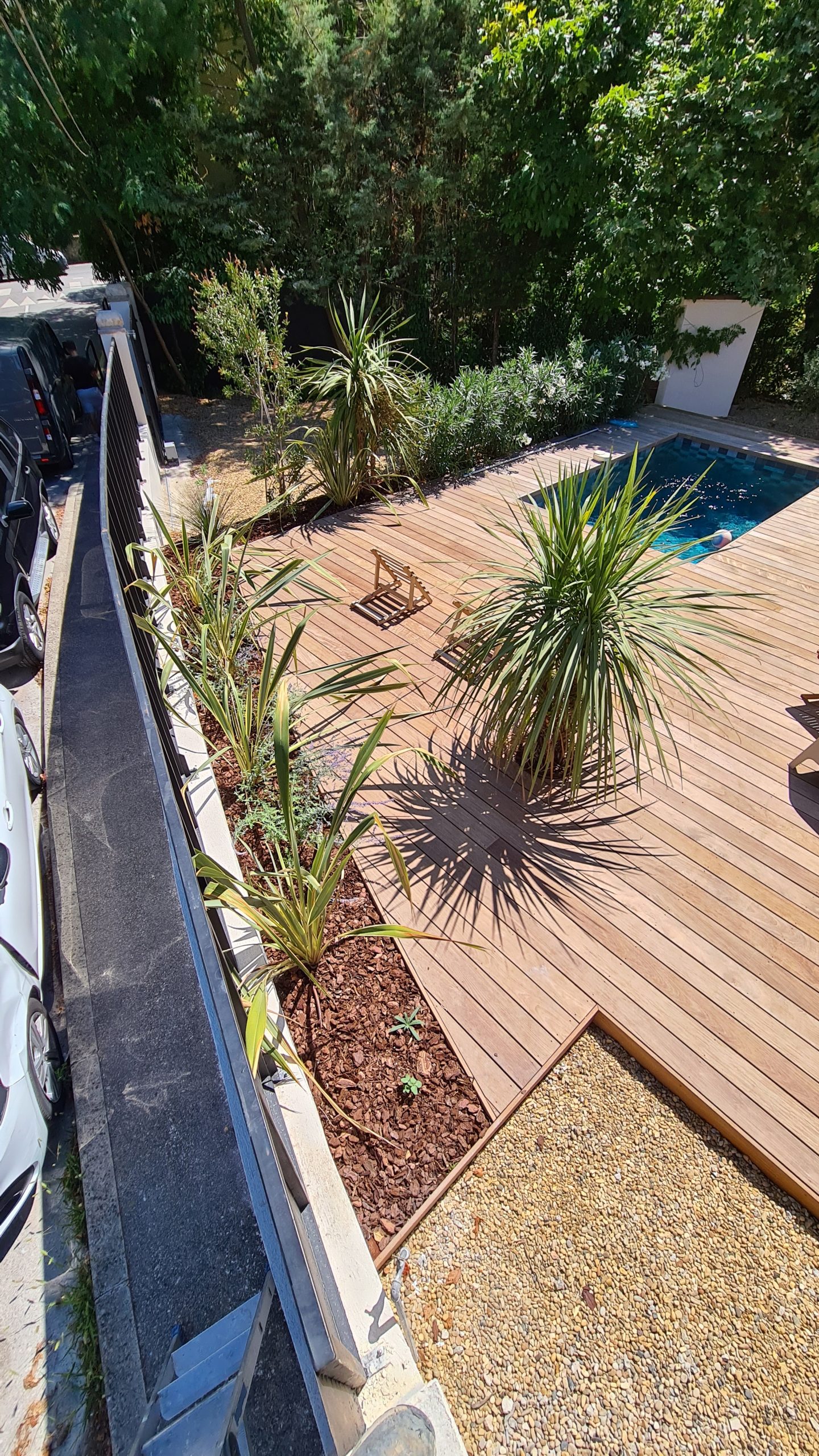 Terrasse en bois avec piscine vu de haut