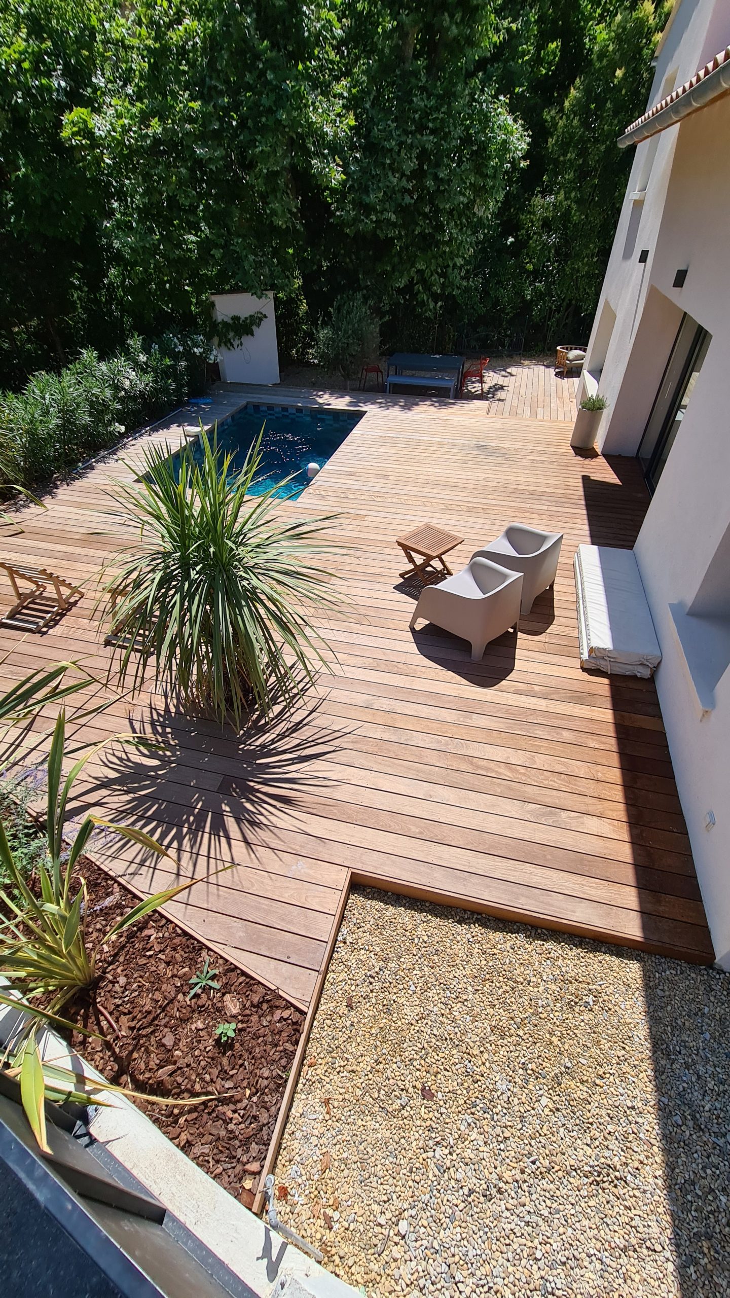 Terrasse en bois avec piscine vu du dessus