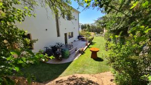 Plan large d'une maison avec une terrasse en bois