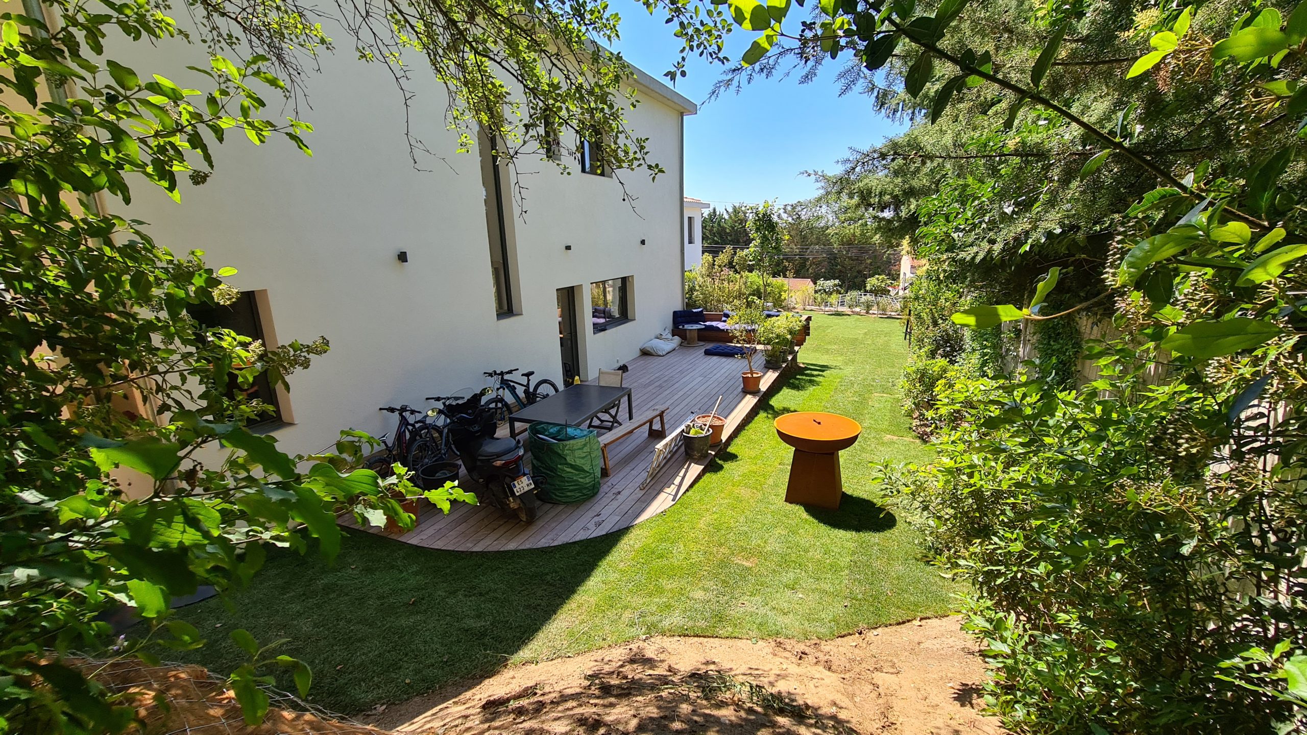 Plan large d'une maison avec une terrasse en bois