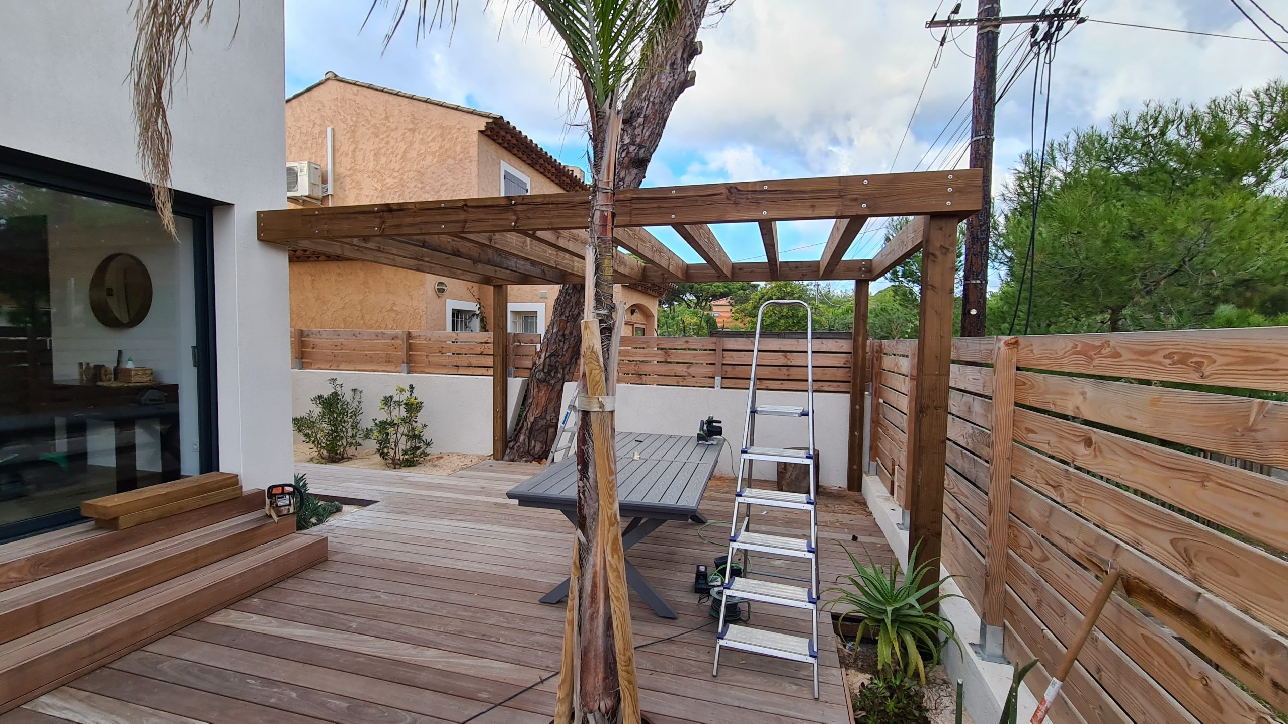 Pergolas en bois avec terrasse en bois également
