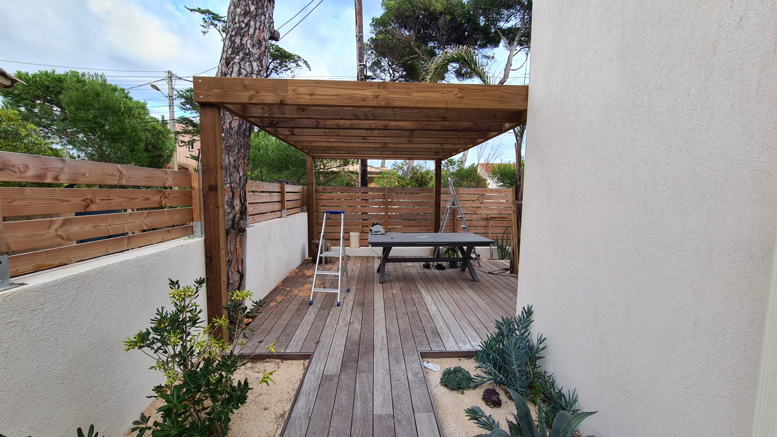 Pergolas en bois avec terrasse en bois également