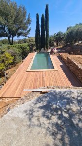 Terrasse en bois avec piscine, vu de loin et du dessus