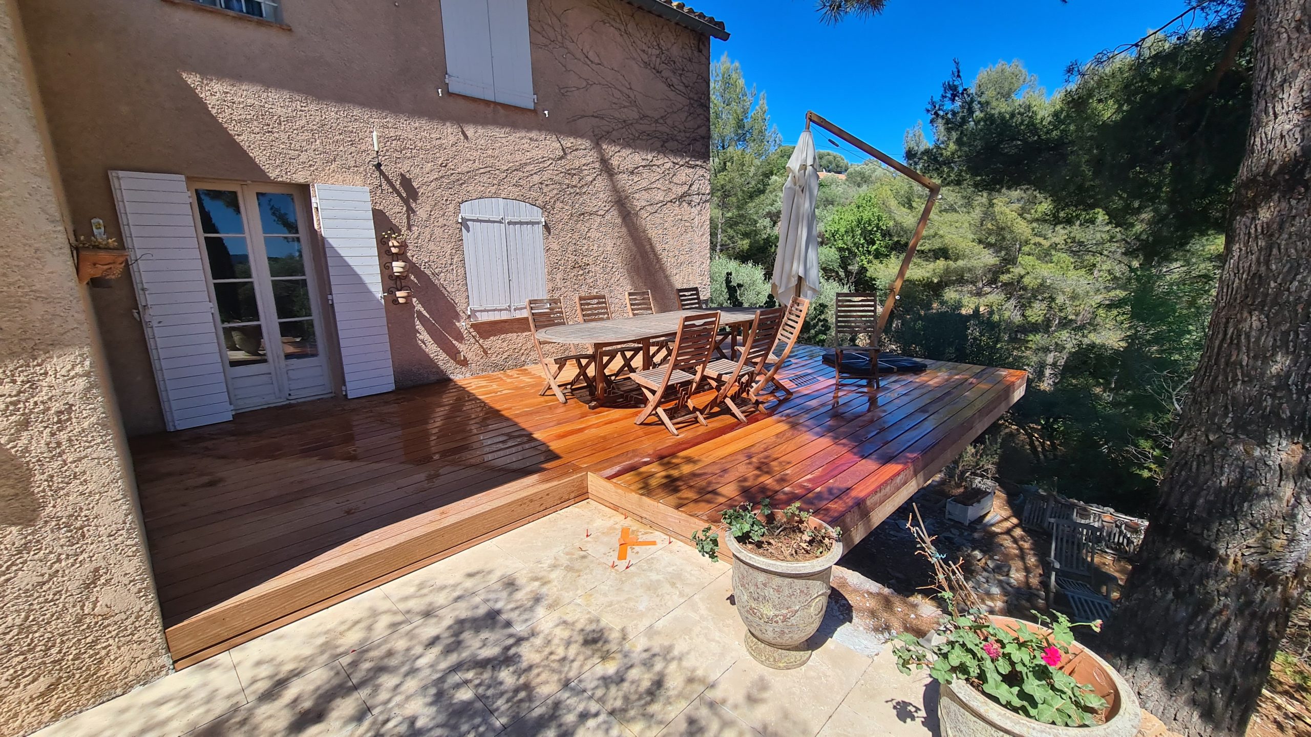 Terrasse en bois avec parquet mouillé