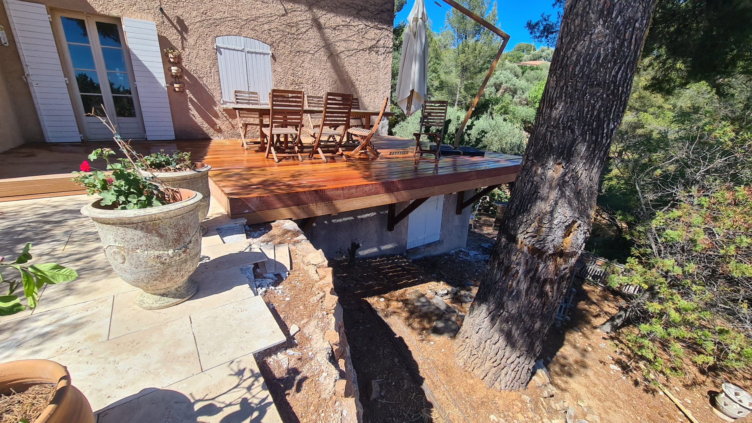 Terrasse en bois avec parquet mouillé