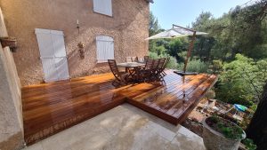 Terrasse en bois avec parquet mouillé