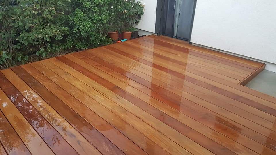 Terrasse en bois avec parquet mouillé
