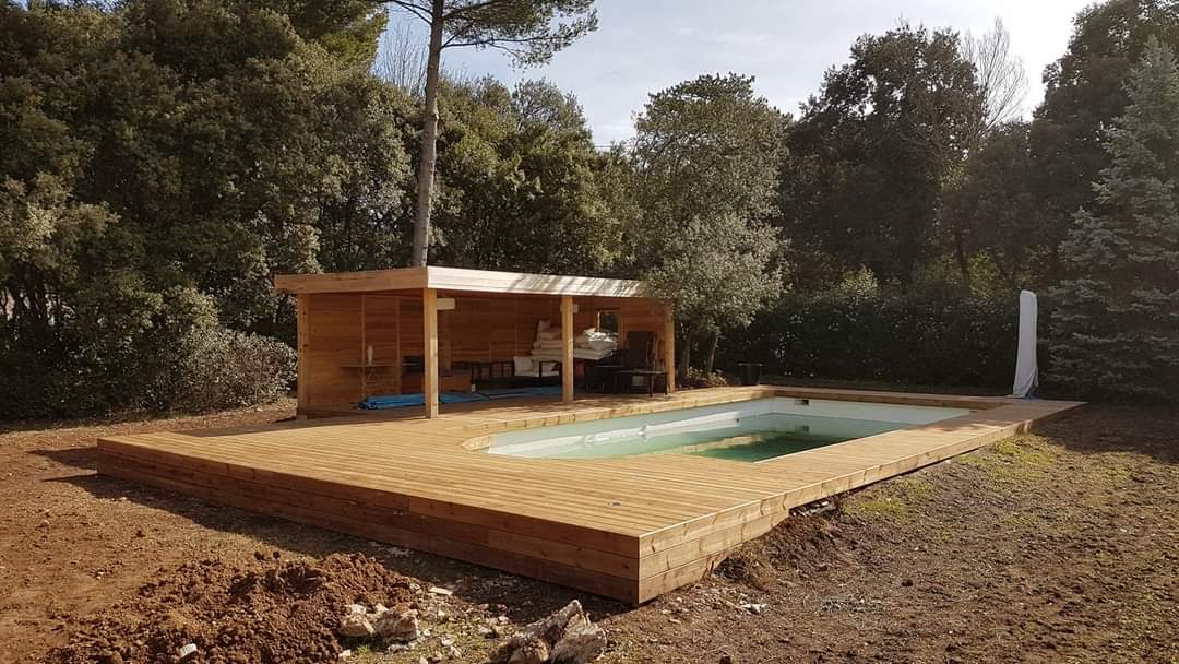 Terrasse en bois avec piscine
