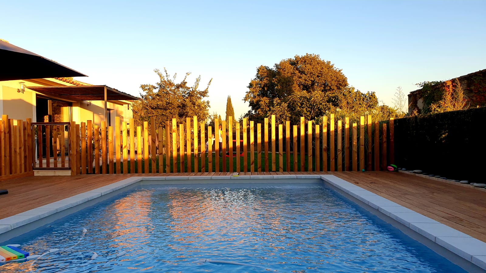 Piscine entourée d'une terrasse en bois