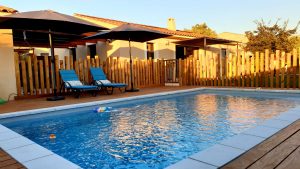 Piscine entourée d'une terrasse en bois