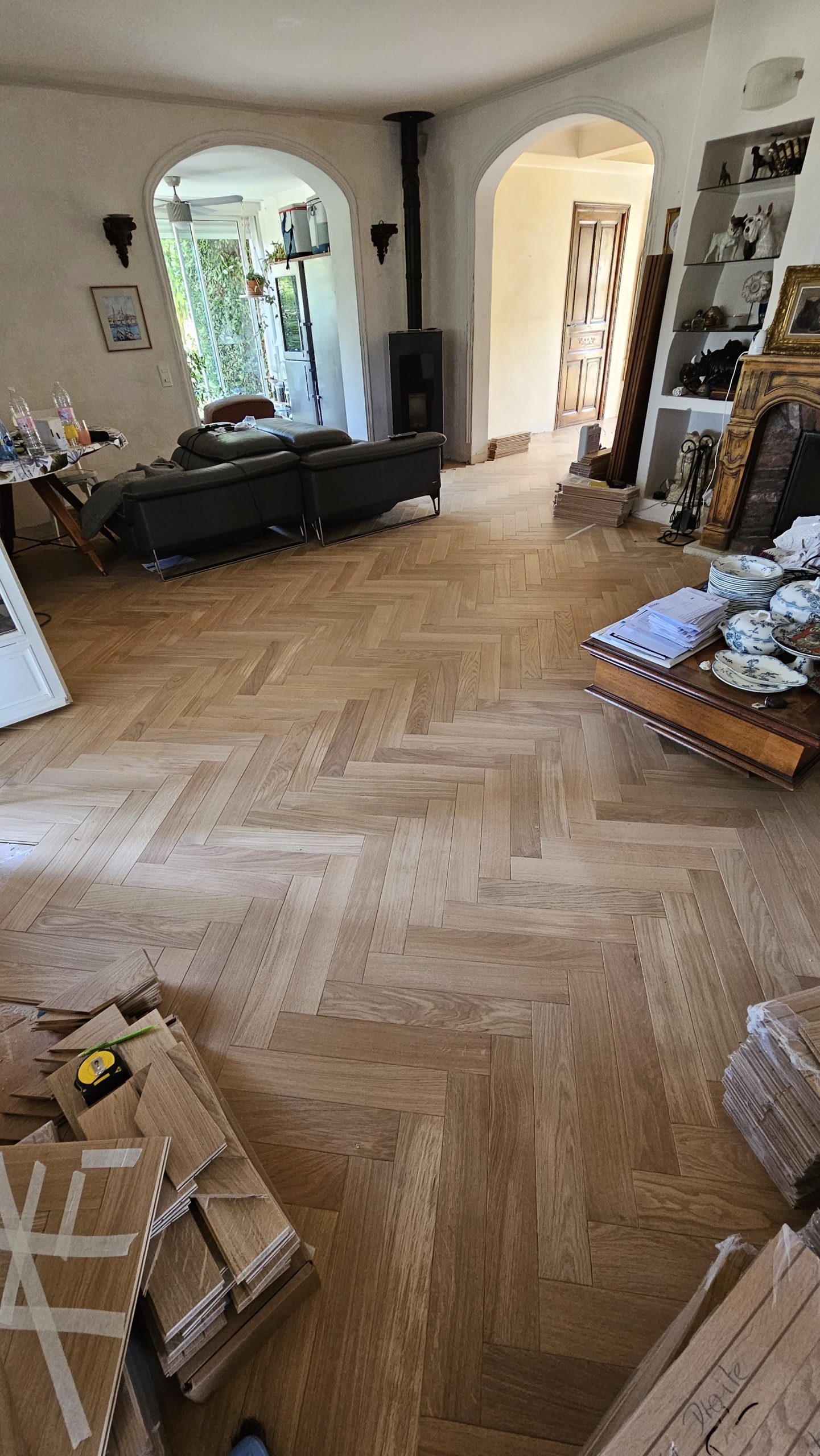 Parquet à bâtons rompus dans un salon, éclairage naturel