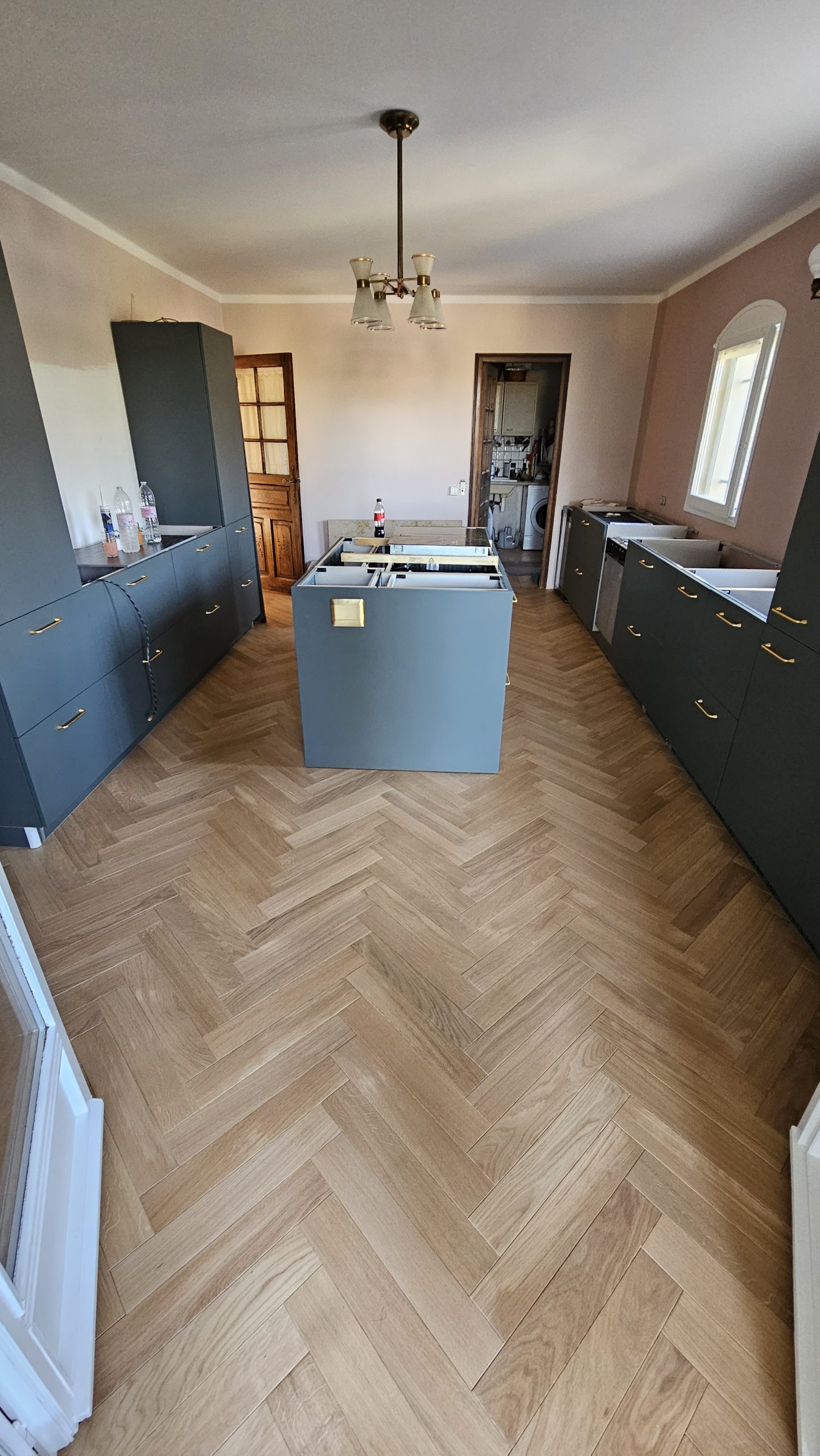 Parquet à bâtons rompus dans une cuisine, éclairage naturel