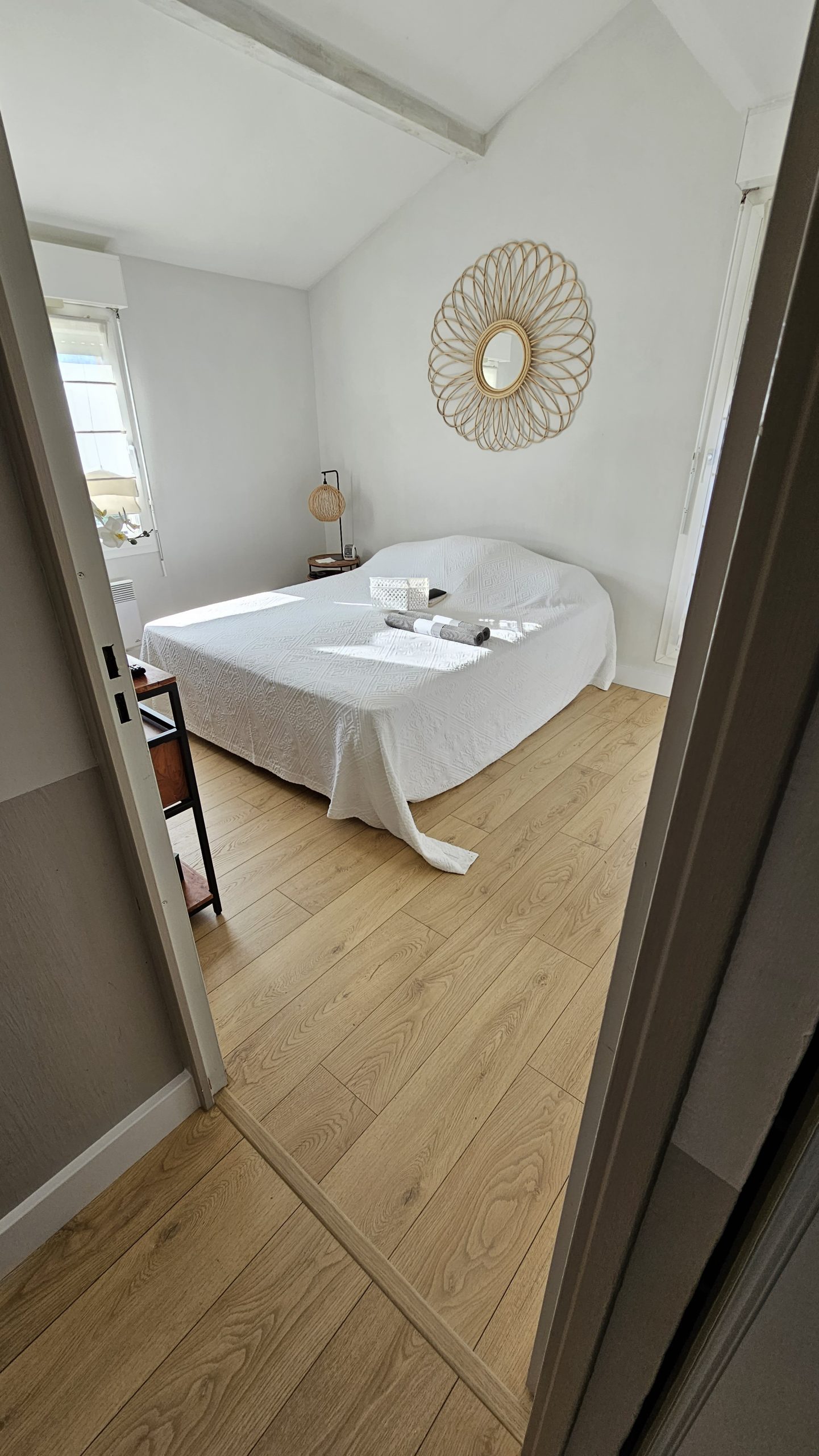 Parquet dans une chambre, éclairage naturel