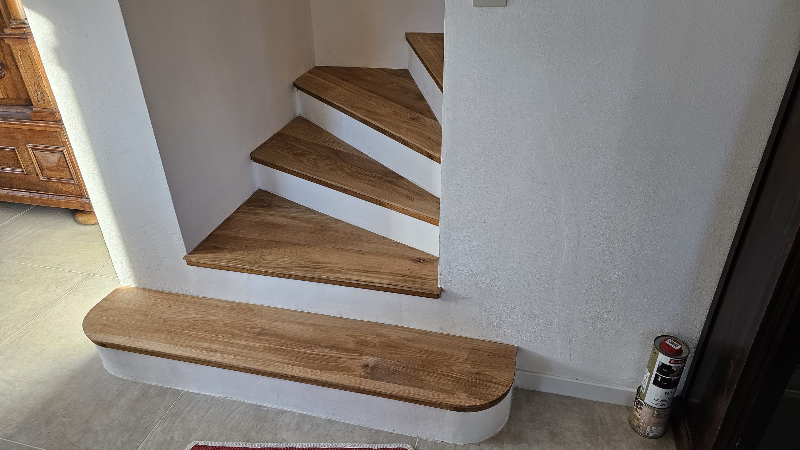 Escalier avec des marches en parquet vu du bas
