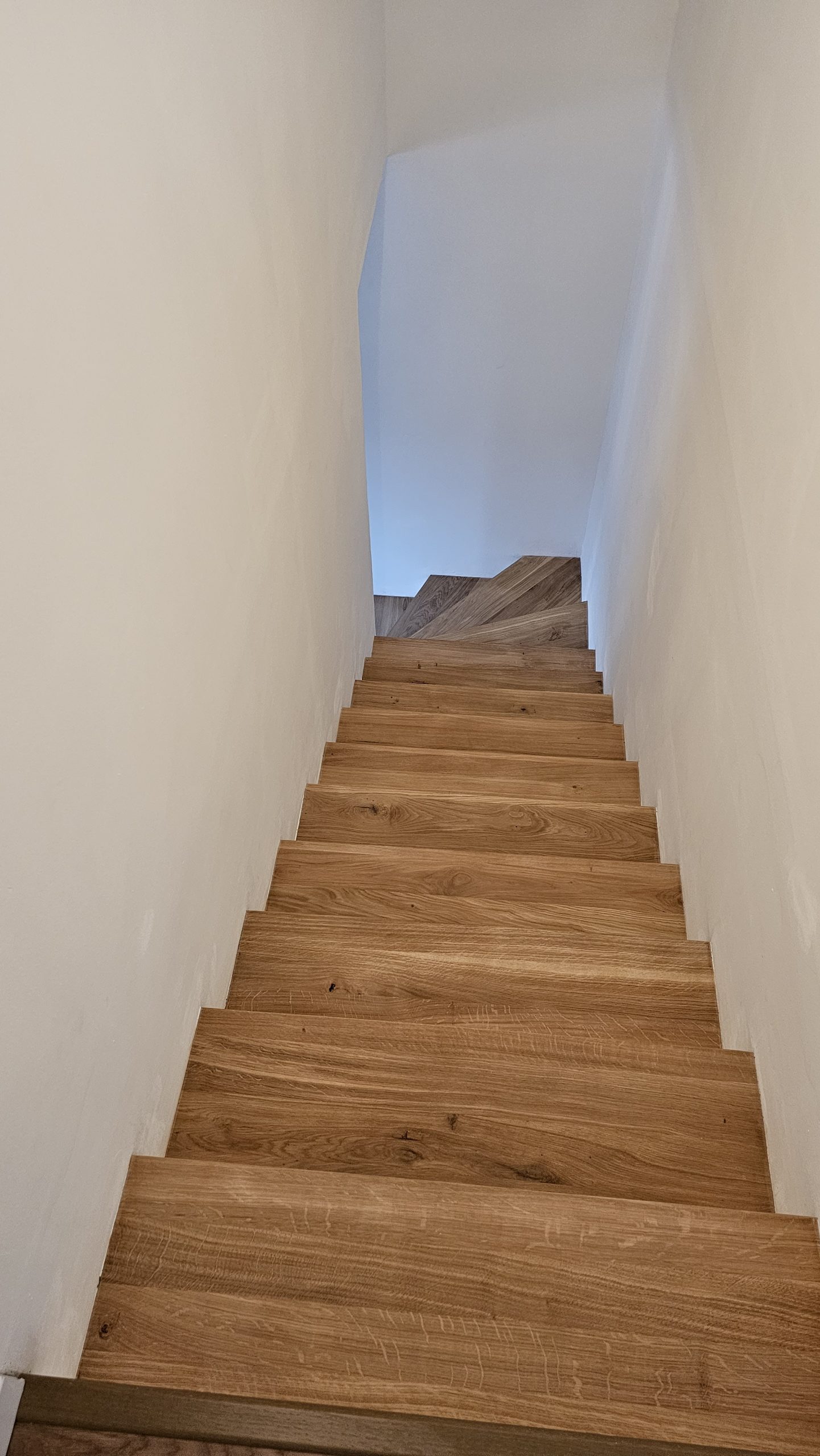 Escalier avec des marches en parquet vu du haut
